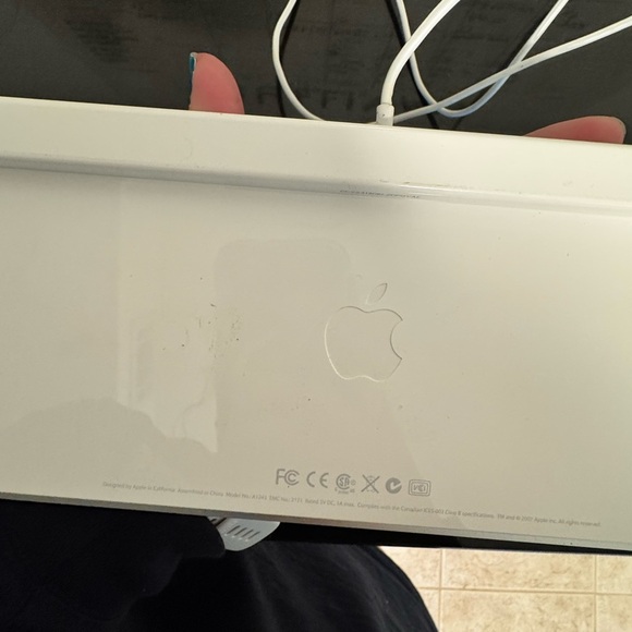 Apple Silver and White Keyboard - Picture 3 of 4